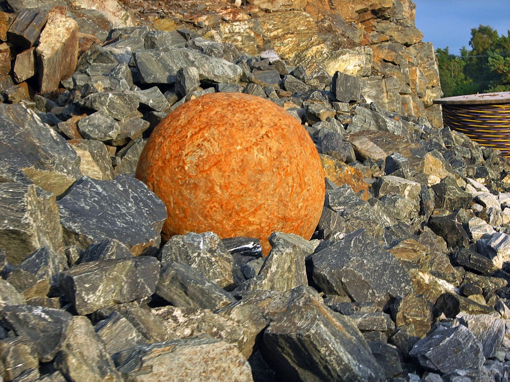 Kugel_im_Stein.jpg